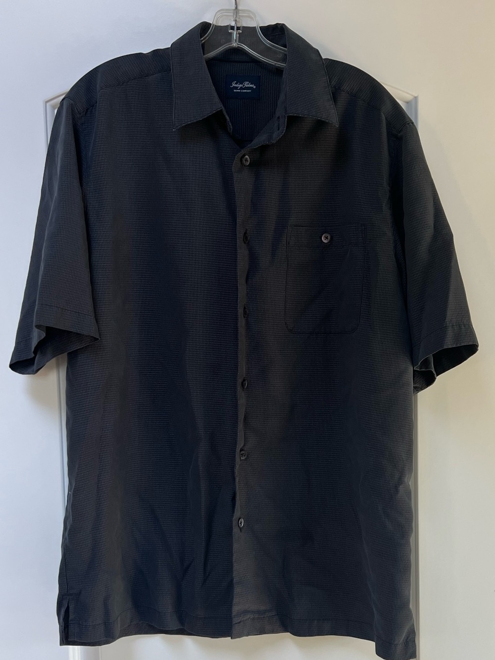 Stylish Short-Sleeve Button-Down Shirt in Black